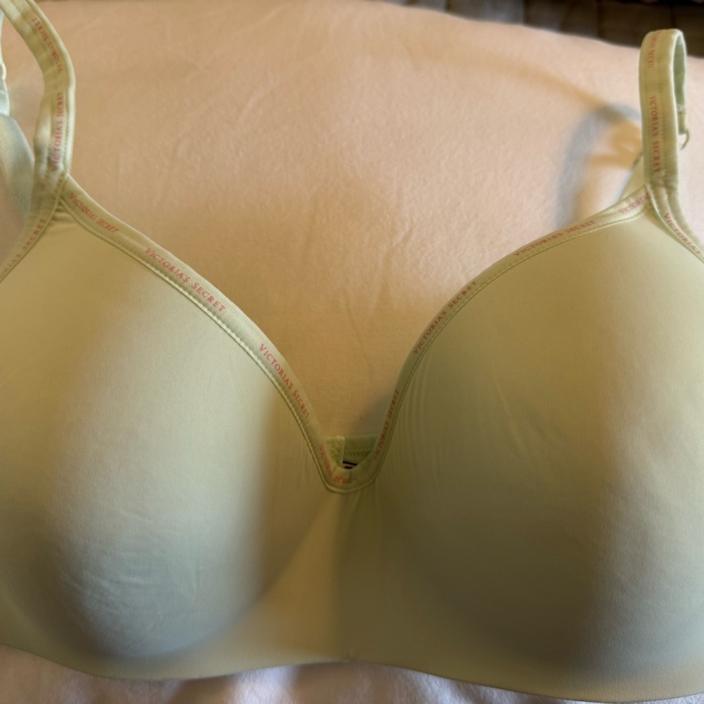 Victoria's Secret Light Green Wireless 36C Bra